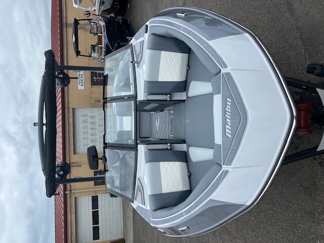 2025 Malibu 23 LSV Icon